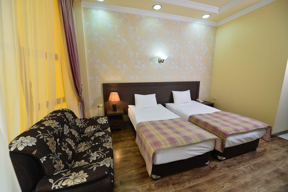 Yerevan Deluxe Hotel Dış mekan fotoğraf