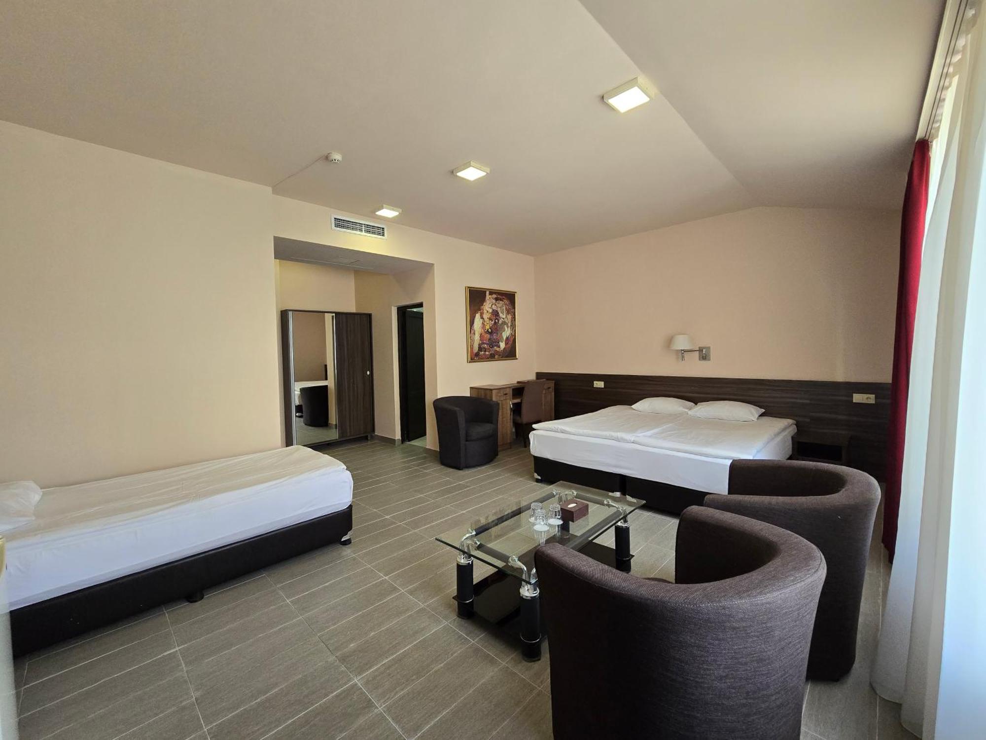 Yerevan Deluxe Hotel Dış mekan fotoğraf