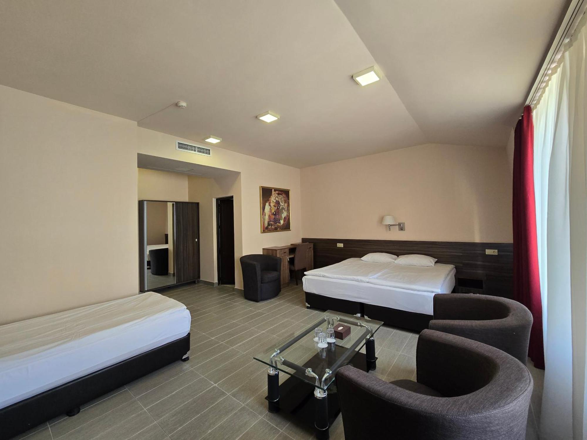 Yerevan Deluxe Hotel Dış mekan fotoğraf