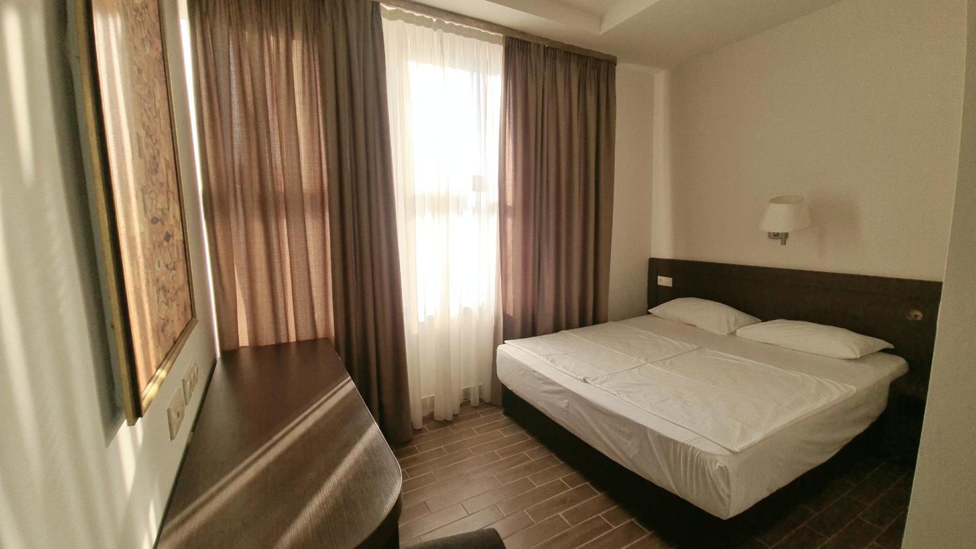 Yerevan Deluxe Hotel Dış mekan fotoğraf