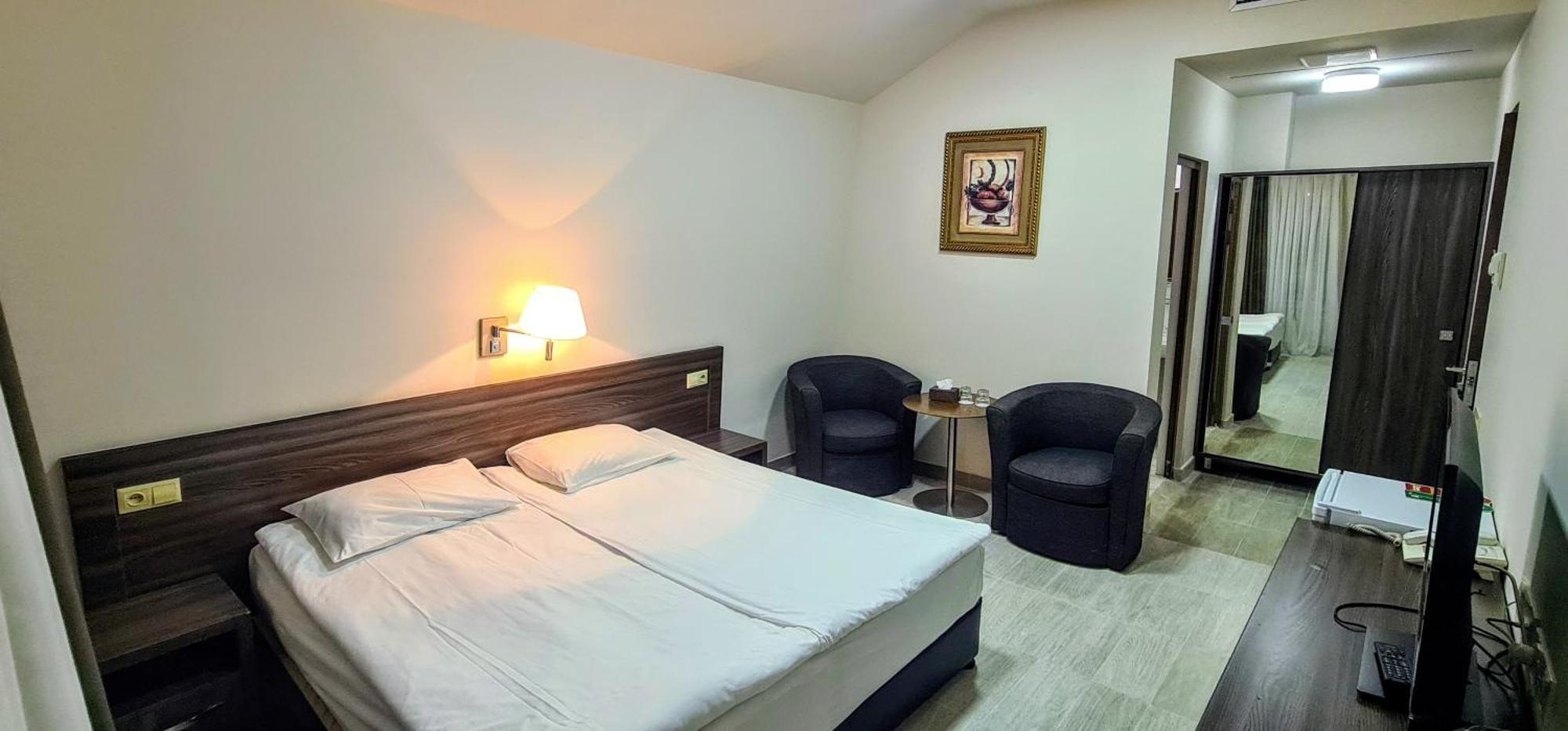 Yerevan Deluxe Hotel Dış mekan fotoğraf