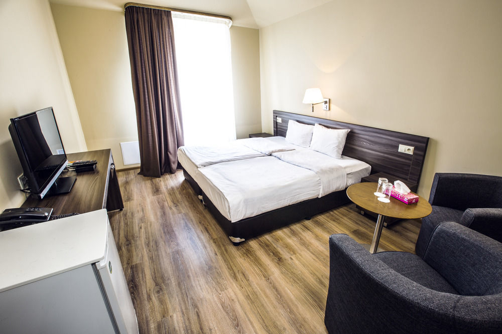 Yerevan Deluxe Hotel Dış mekan fotoğraf